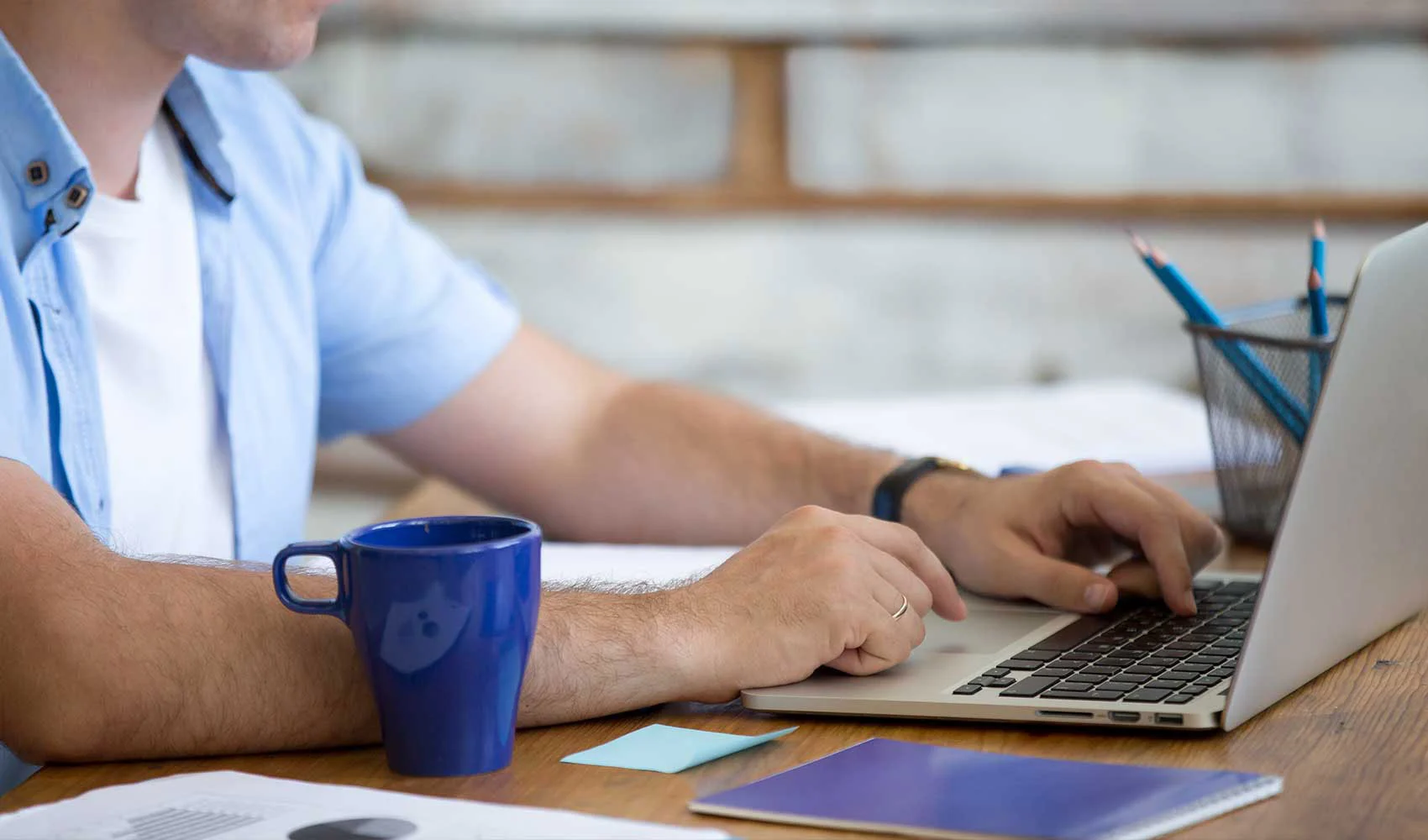 Cropped photo of a man using laptop
