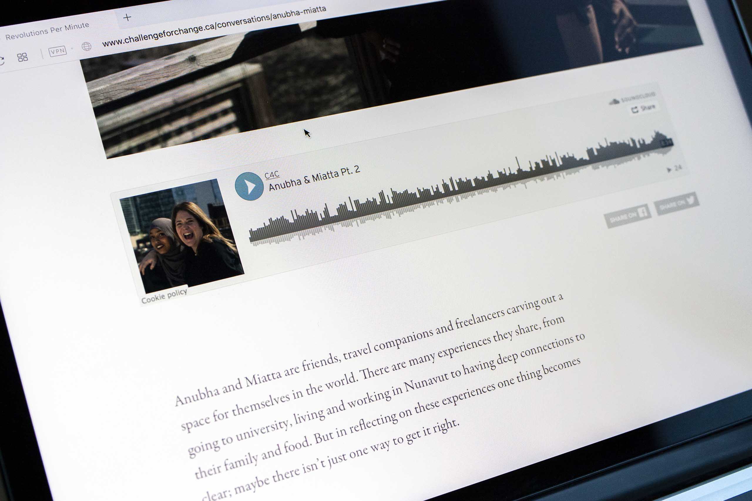 Photograph of the Soundcloud based audio module on a conversation article page — by Yagnyuk.