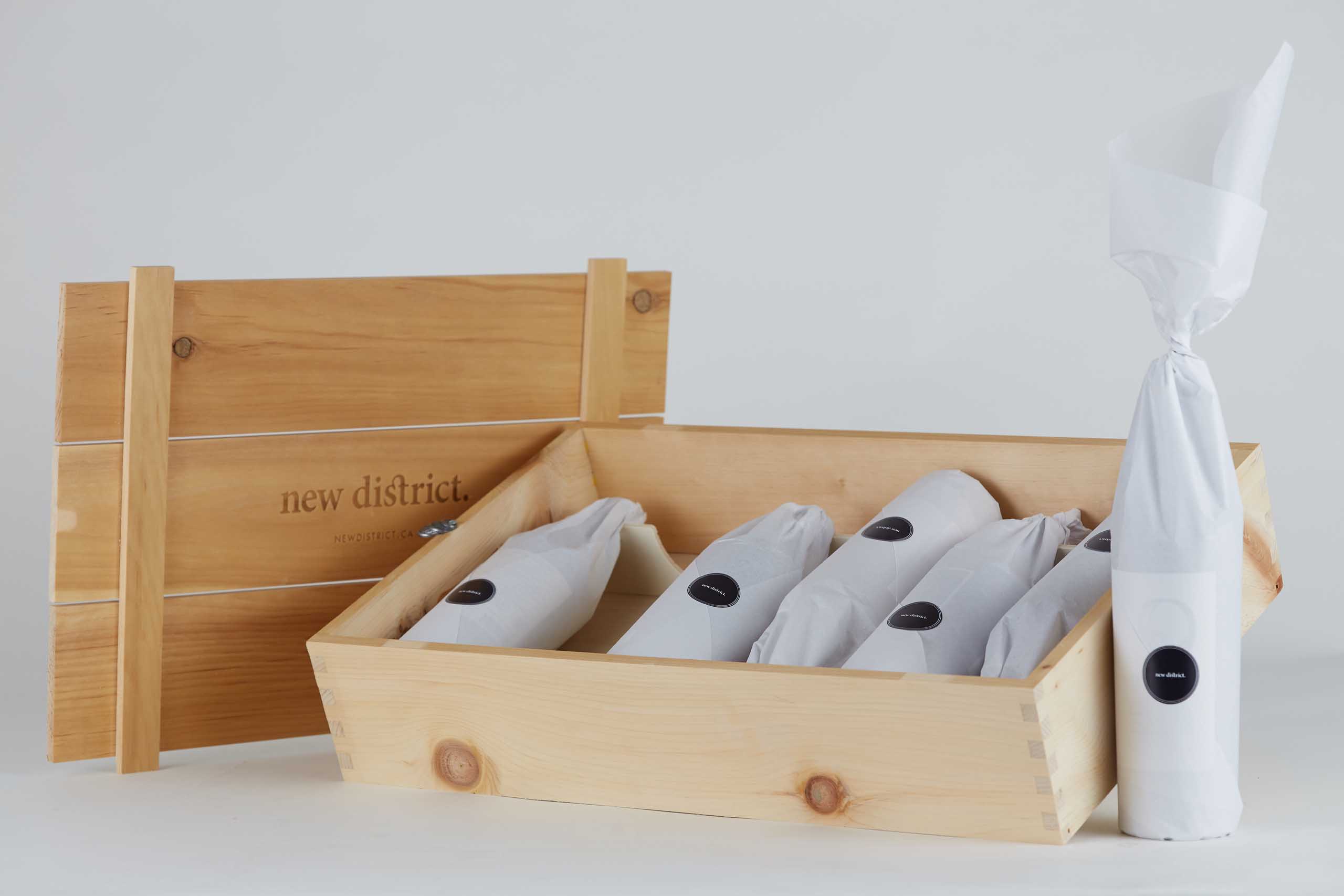 Wine crate with open lid with bottles wrapped up — Yagnyuk.
