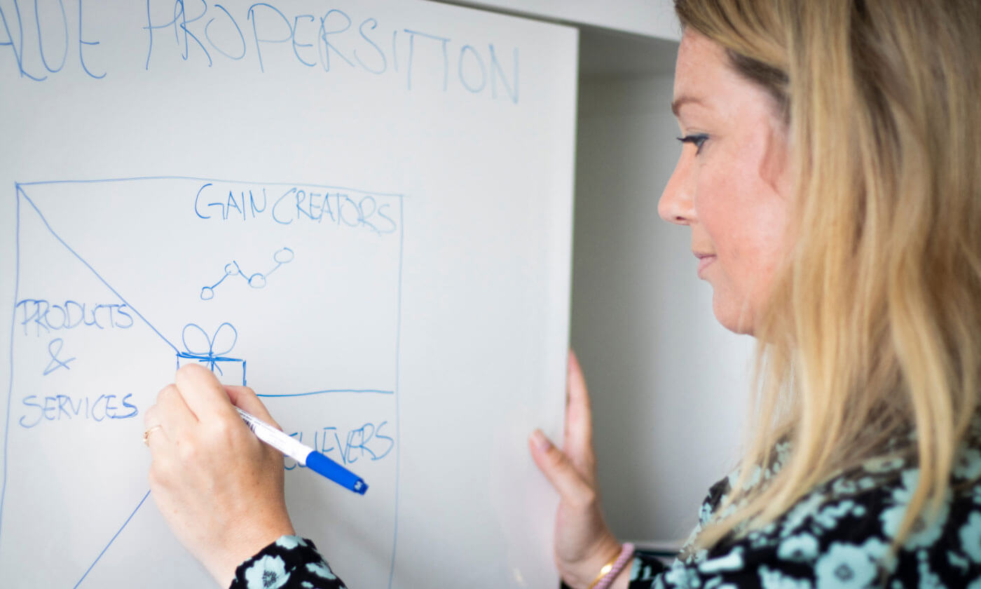 Camille fra nozoo foran whiteboard