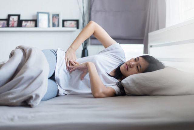 trễ kinh căng chướng bụng dưới là bị làm sao