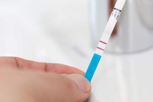 Ra máu báo thai có vón cục và đau bụng không
