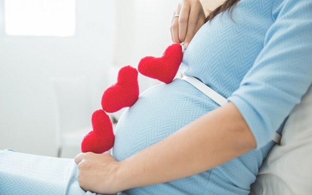 Ra máu báo thai có vón cục và đau bụng không