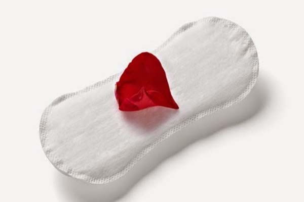 Ra máu cục giữa kỳ kinh nguyệt có nguy hiểm không