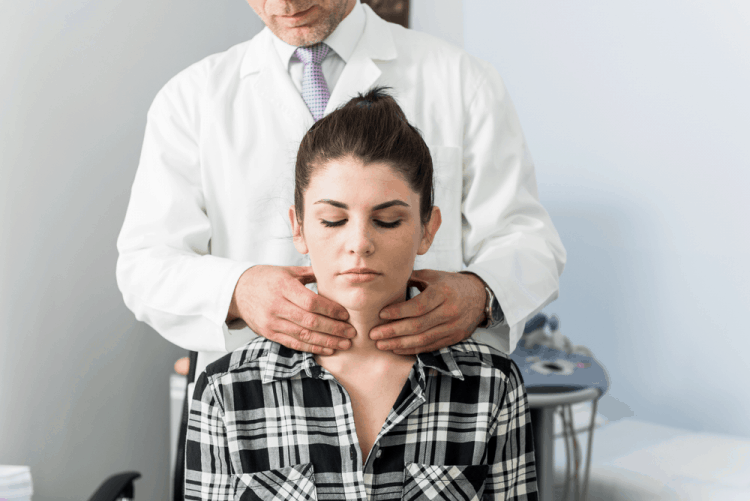 Cảm giác có gì đó vướng ở cổ họng là do đâu