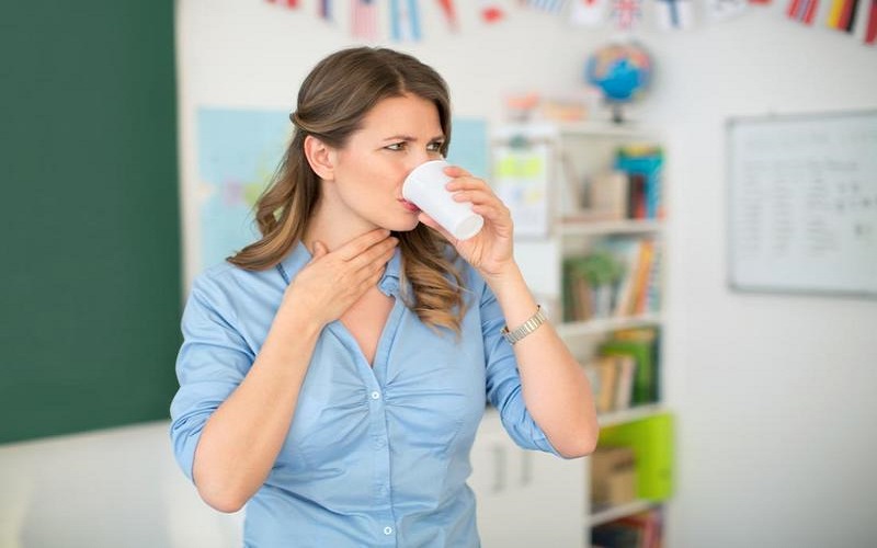 Cảm giác có gì đó vướng ở cổ họng là do đâu