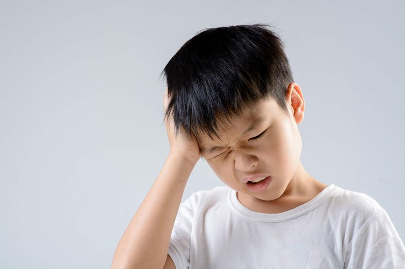Bị đau vành tai ngoài có sao không và Cách chữa trị