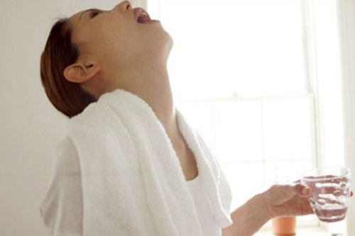Vệ sinh họng sạch sẽ bằng nước muối