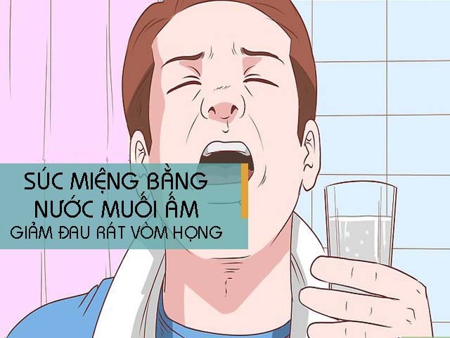 Súc miệng bằng nước muối giảm đau họng khó nuốt