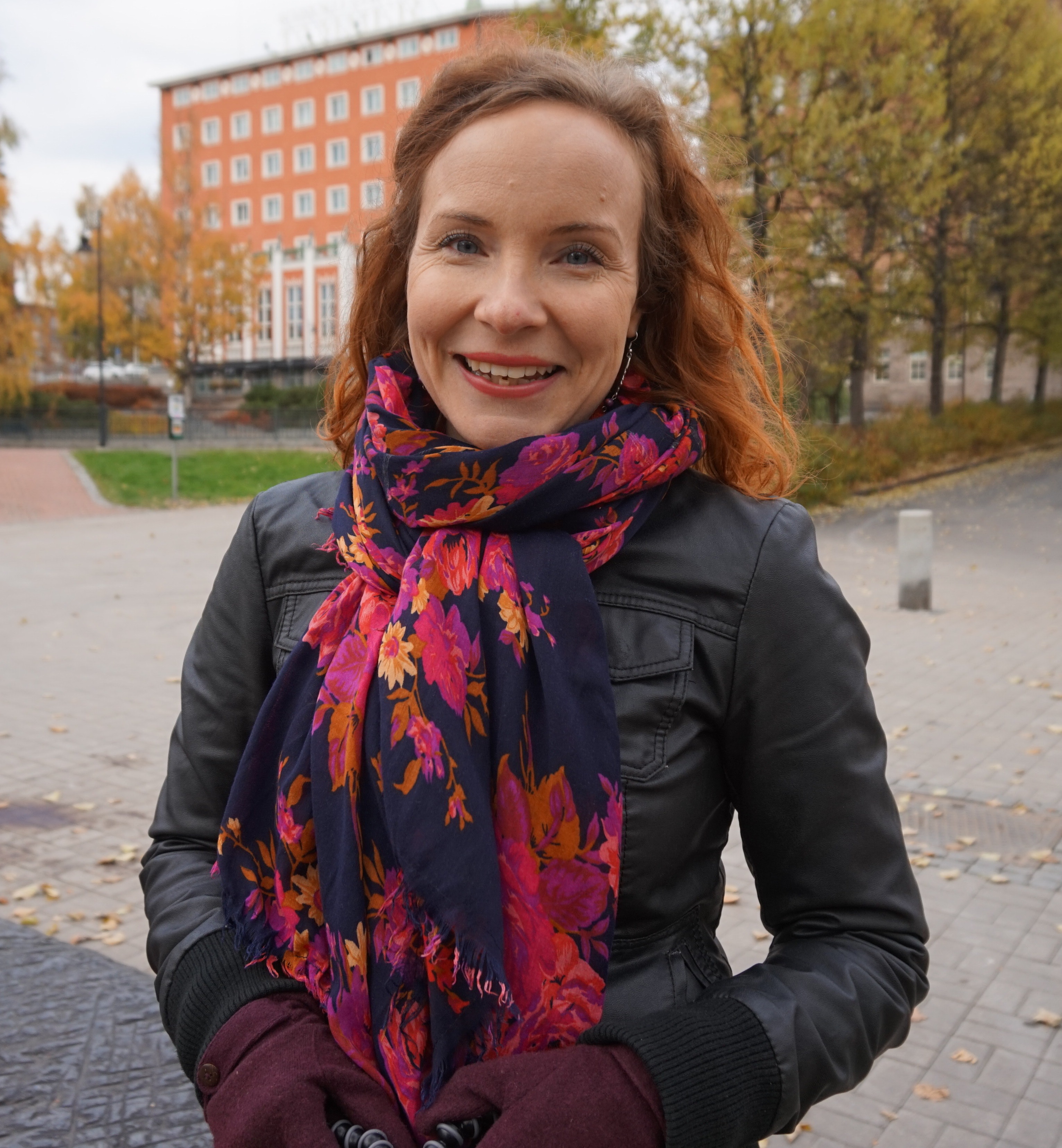 Sanna Runsala syksyisessä ympäristössä