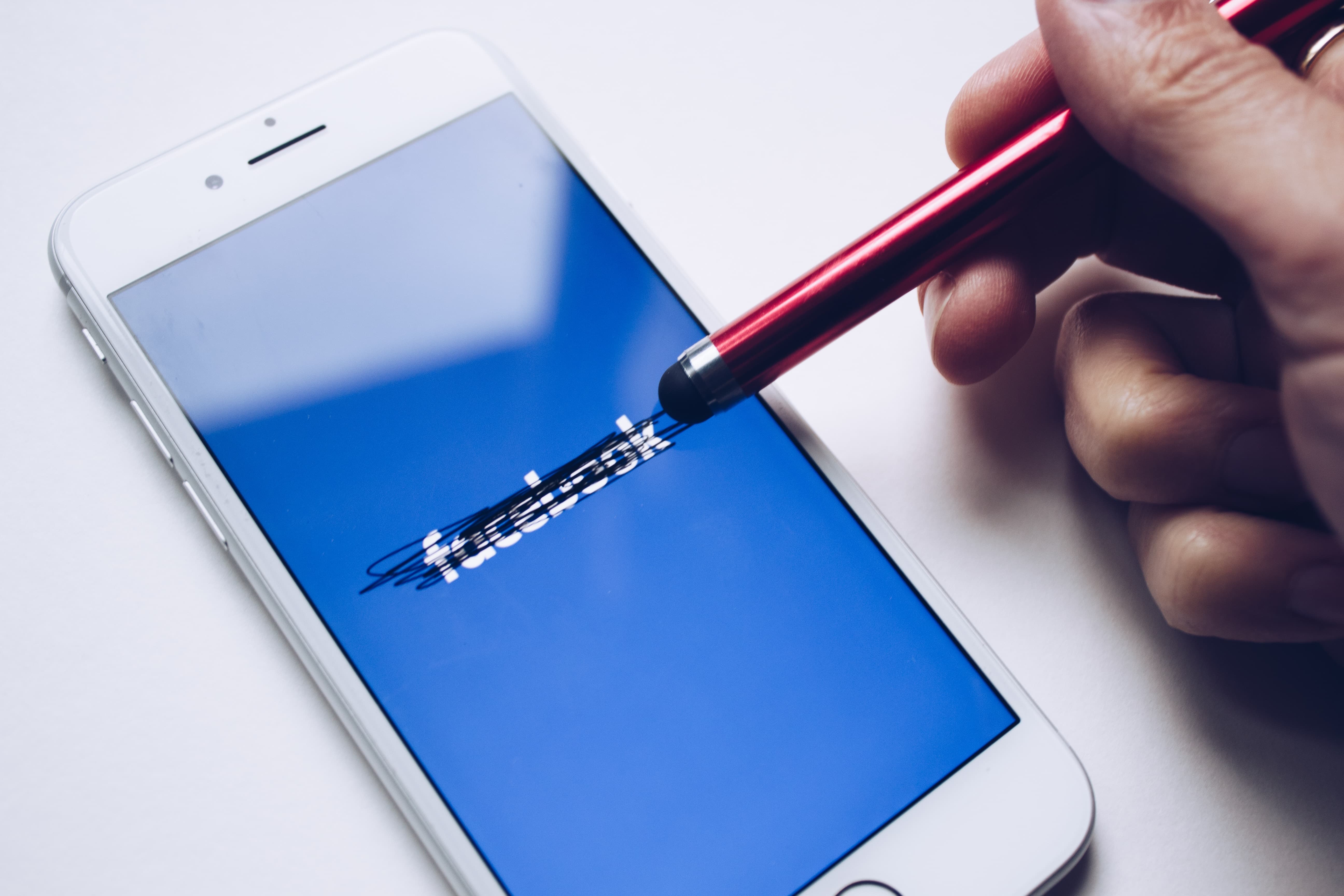 iPhone with Facebook crossed out