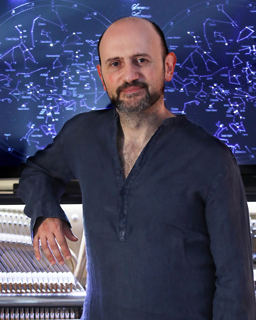 Pierfrancesco Nannoni (sullo sfondo uno dei suoi cieli stellati)