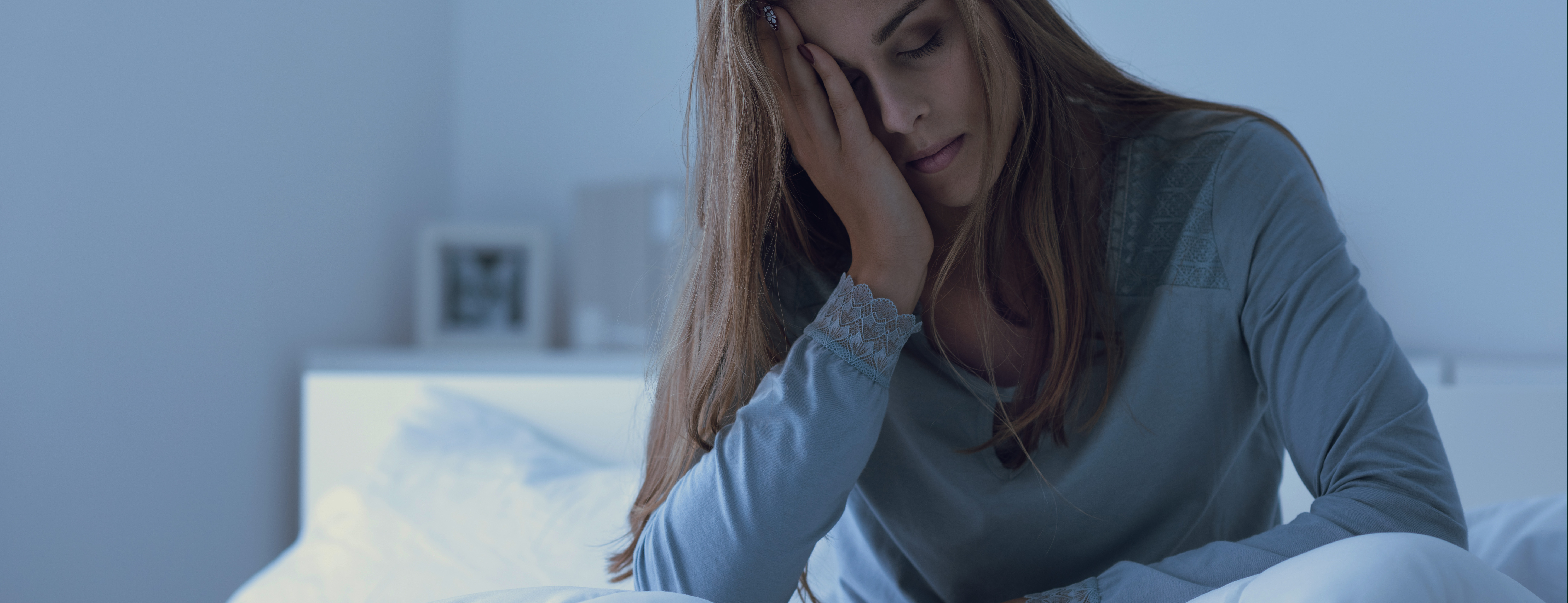 woman-with-allergies-awake-in-bed