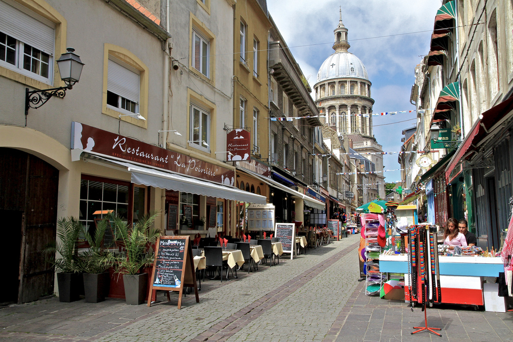 Rent a car to go to France