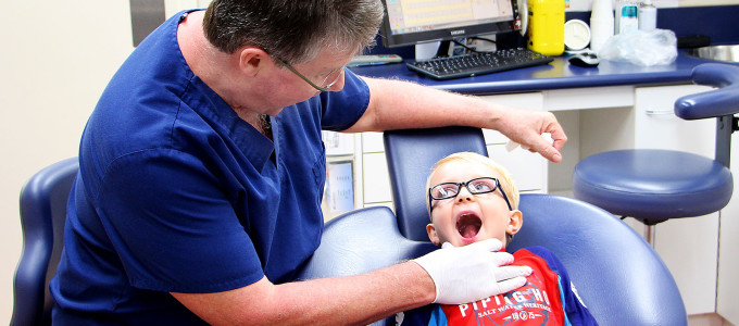 GET FAMILIAR WITH THE RIGHT AGE FOR YOUR CHILD’S FIRST DENTAL APPOINTMENT