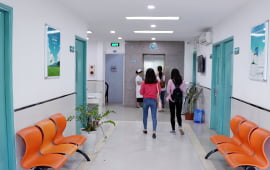 Hành lang phòng khám Thái Hà