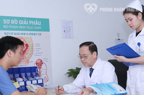 Bác sĩ tư vấn phương pháp điều trị bệnh giang mai