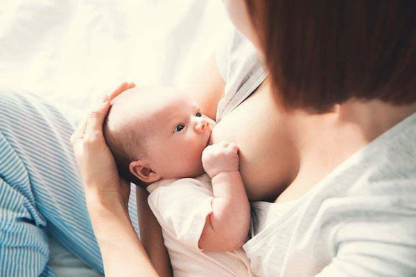 Cách giữ ngực đẹp sau sinh và cho con bú