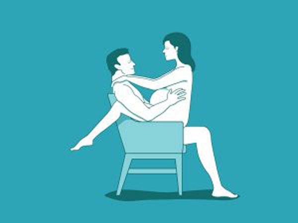Đối mặt trên ghế là một trong các tư thế quan hệ cho mẹ bầu phù hợp