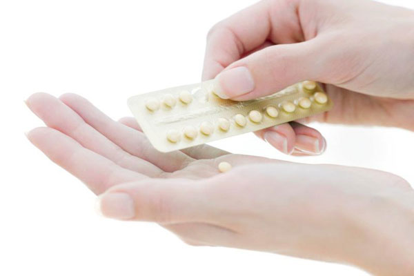 Khí hư màu nâu do tác dụng phụ của thuốc tránh thai