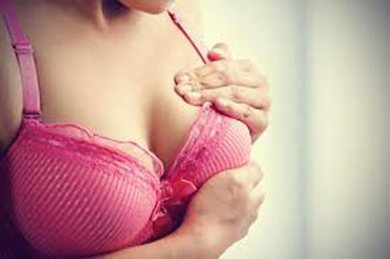 Ngực sưng đau và lớn hơn cũng là dấu hiệu mang thai