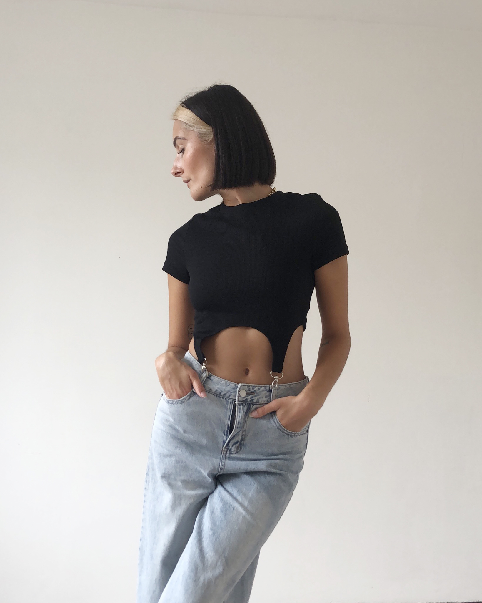 DANS-LE-VESTIAIRE-DE-LEONIE-RELEASED-PARIS-2