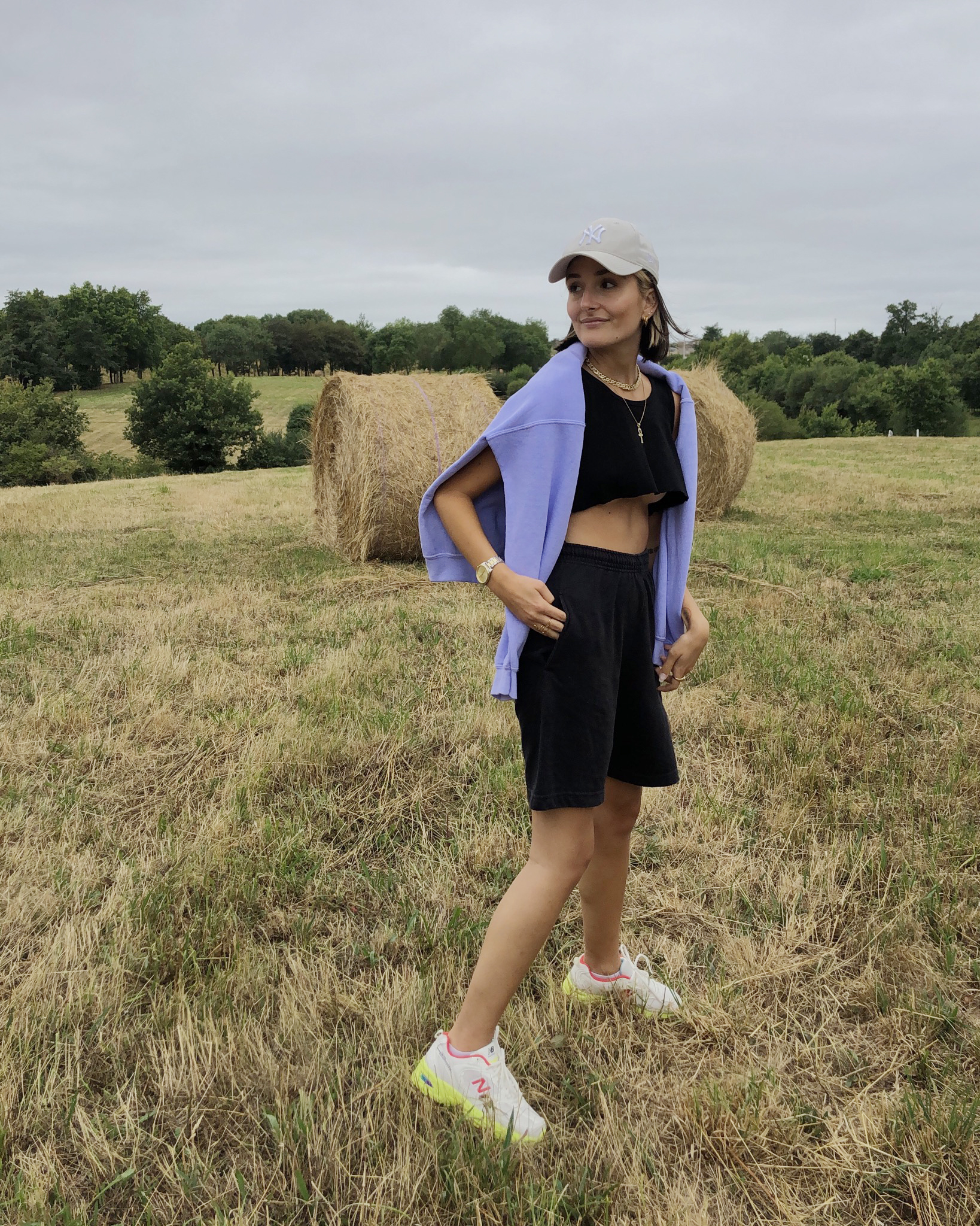 DANS-LE-VESTIAIRE-DE-LEONIE-RELEASED-PARIS-3