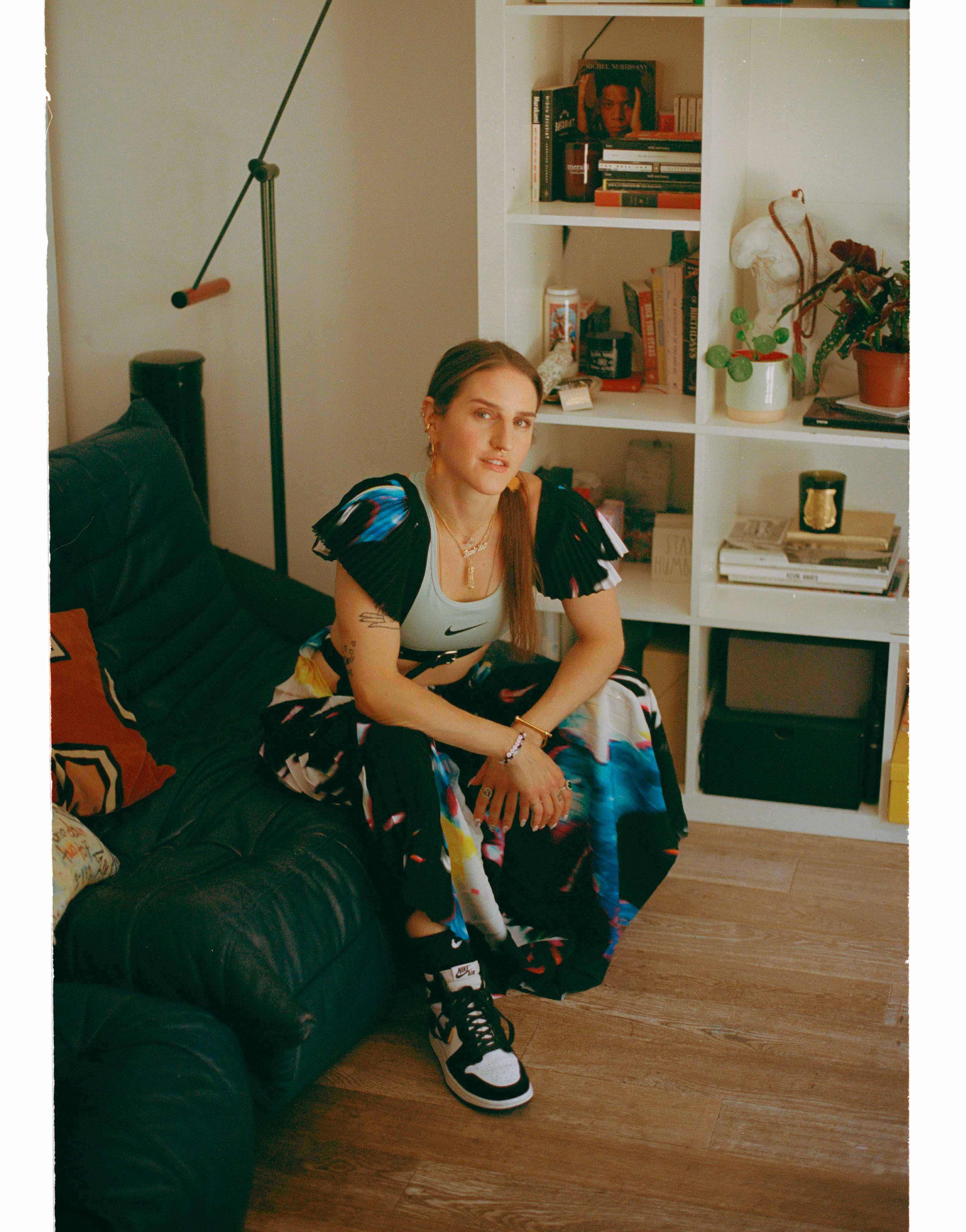 DANS_LE_VESTIAIRE_DE_DANI_RELEASED_PARIS_0