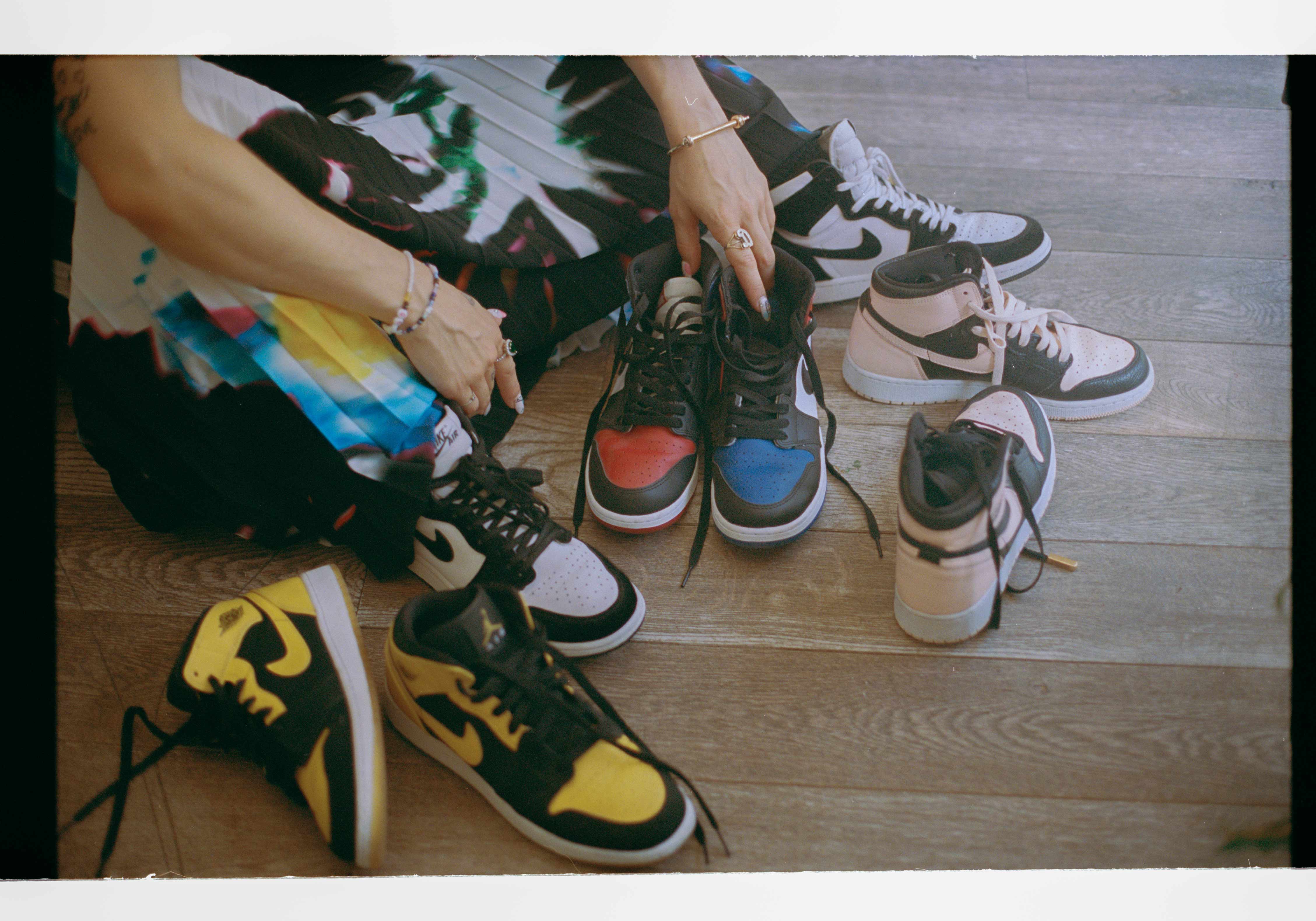 DANS_LE_VESTIAIRE_DE_DANI_RELEASED_PARIS_7