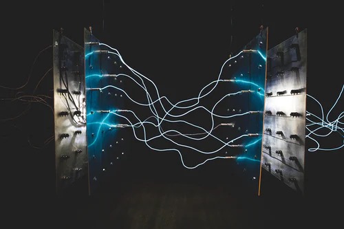 Electricity jumping between two metal plates
