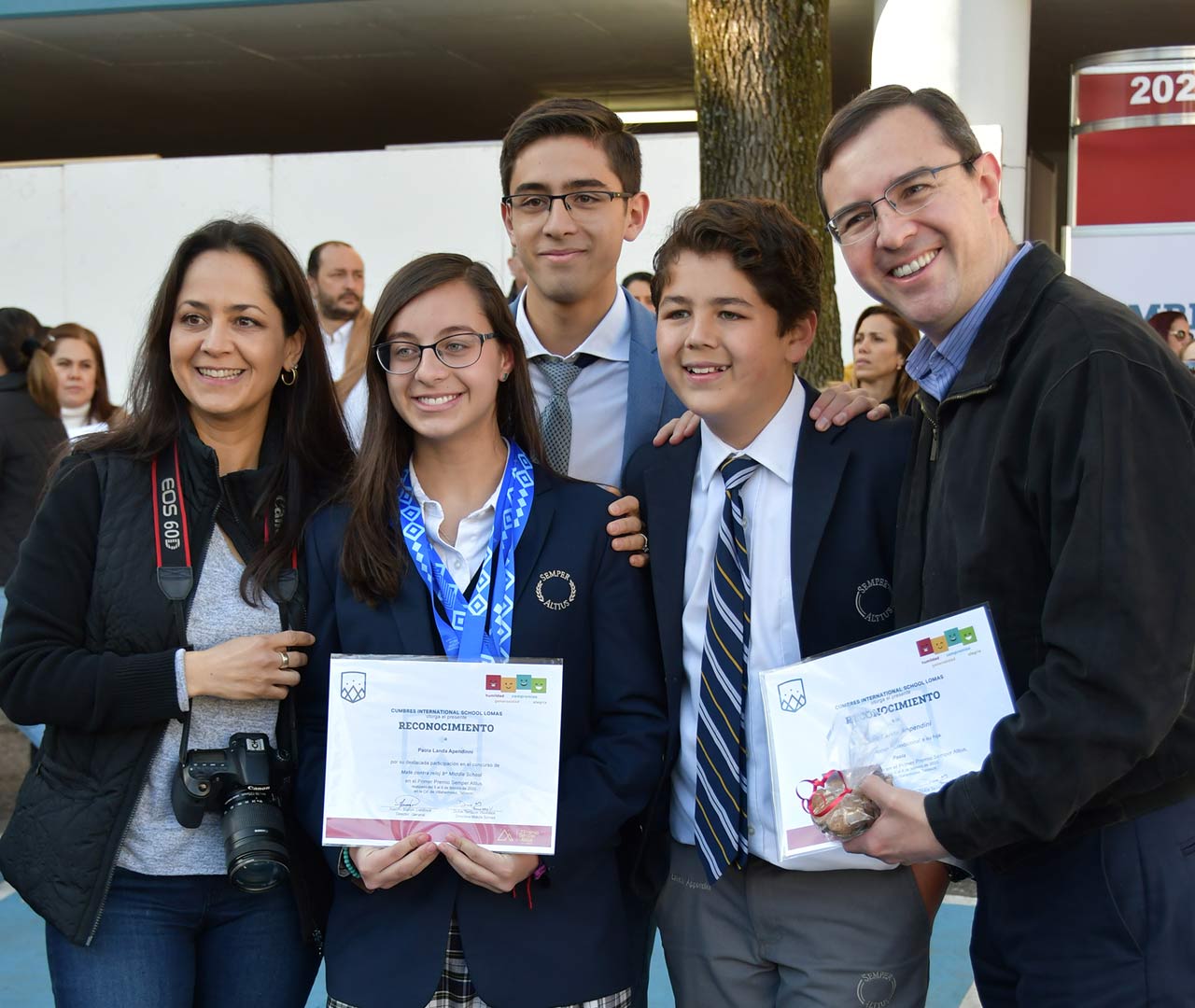  Alumnos de preparatoria de Cumbres Lomas recibiendo reconocimientos.