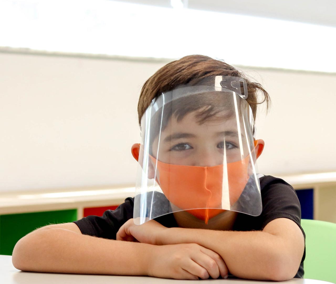 Alumno de primaria utiliza mascarilla y careta.