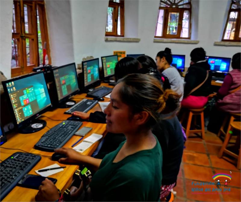 moeders op computerles