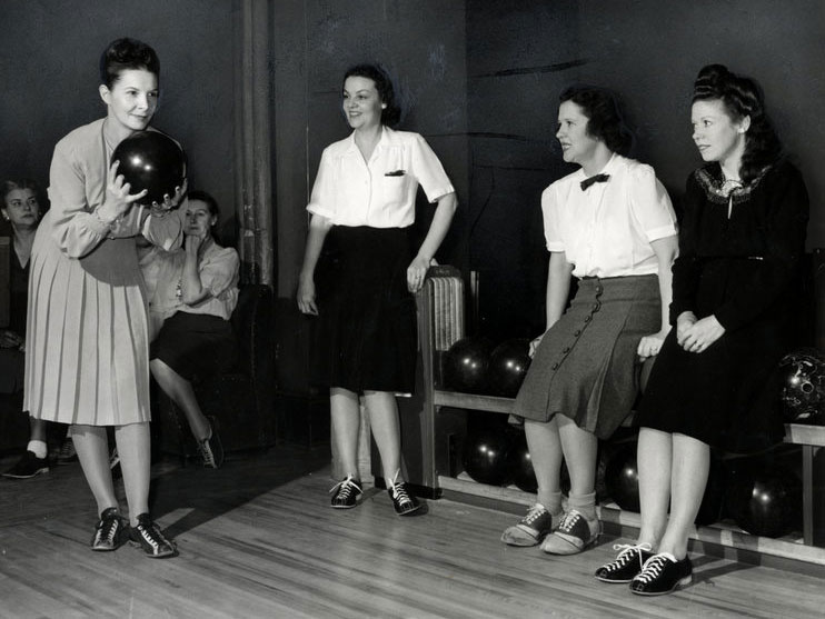 Women bowling