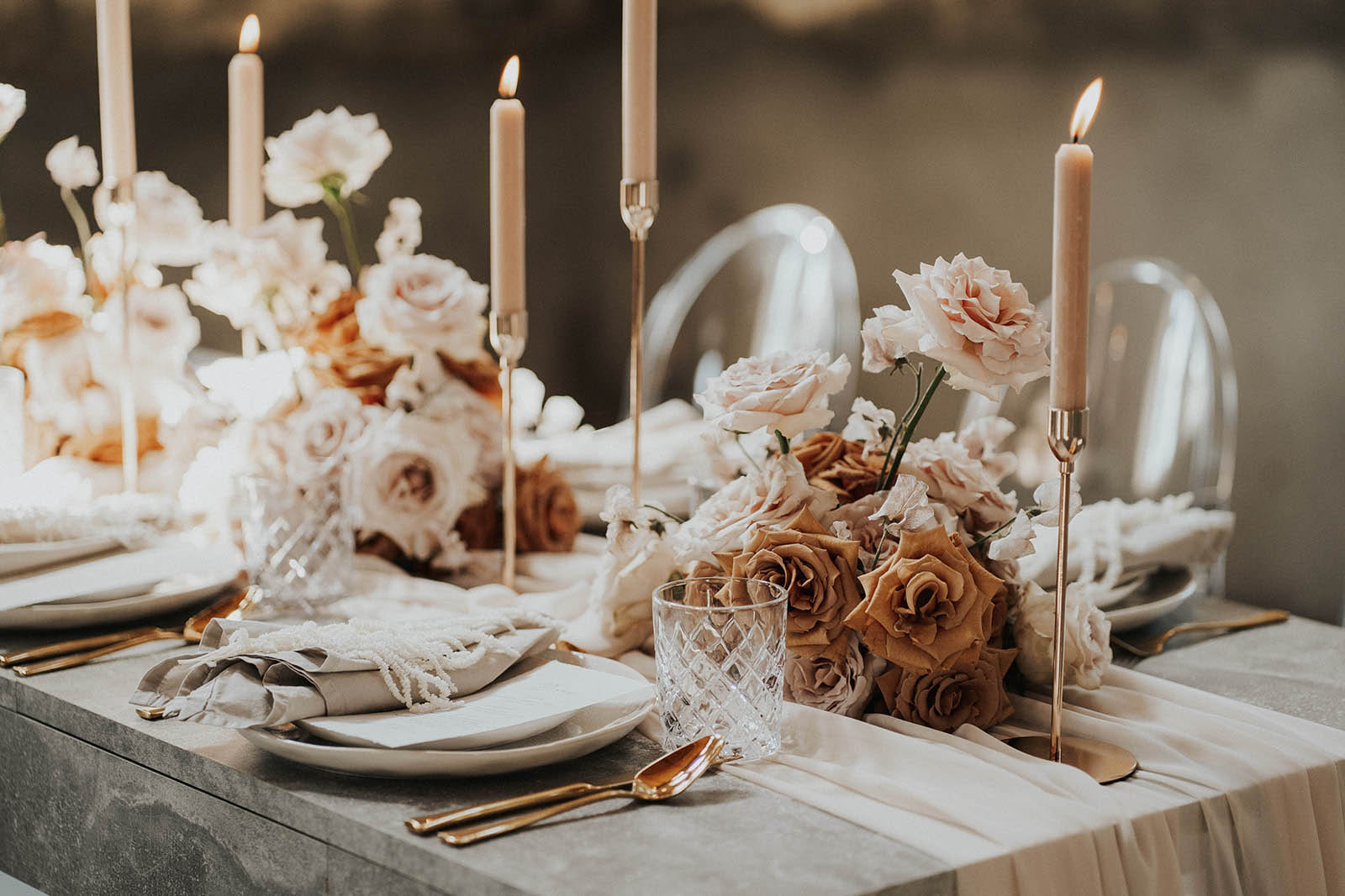 Zeitlose Noblesse: Puristisch-romantische Hochzeit in Salzburg