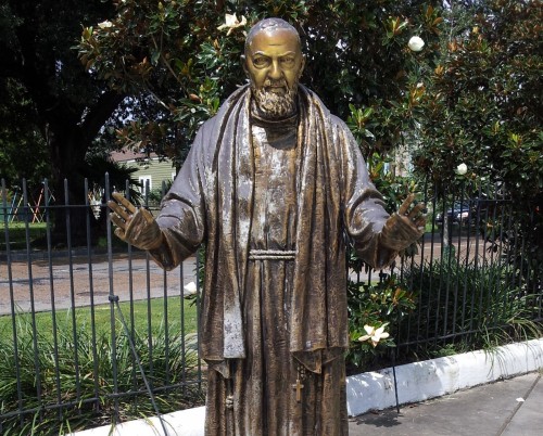 estatua padre pio fondo
