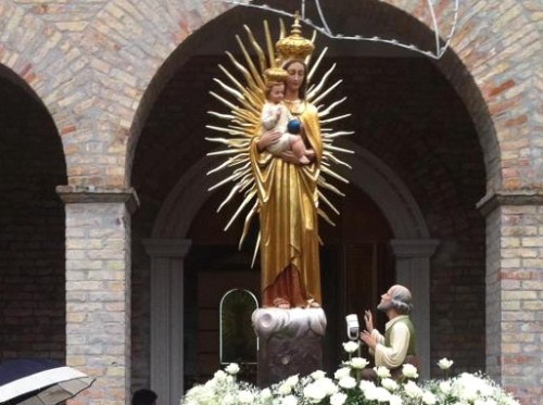 madonna dello splendore en la puerta de la iglesia