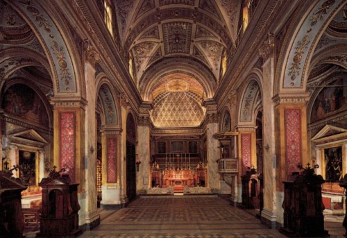 interior del santuario de genazzano