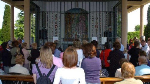 fieles en santuario de bonate