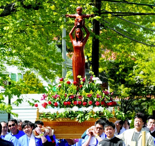 statue-in-porcession_cmyk