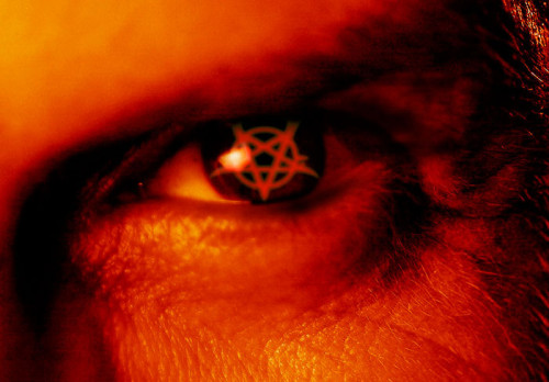 ojo del anticristo en rojo