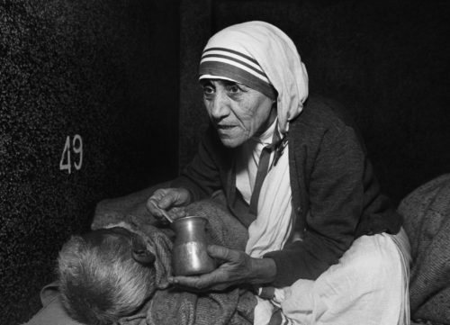 madre teresa y enefermo