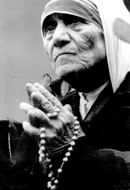 madre teresa de calcuta con rosario