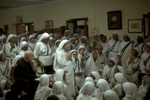 padre John A Hardon con las hermanas de la madre teresa de calcuta