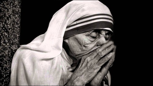 madre teresa de calcuta rezando fondo
