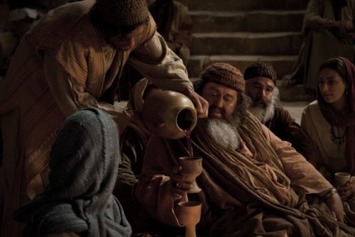 israelitas antiguo tomando vino