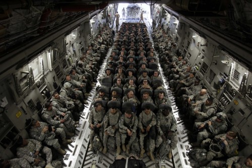 avion con soldados para la guerra