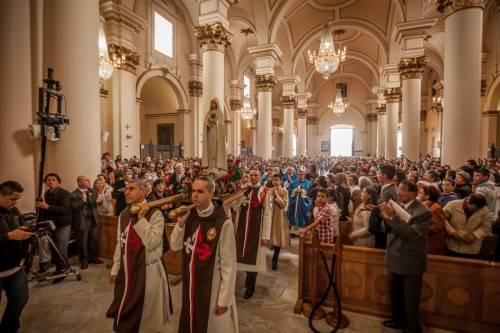 heraldos del evangelio con virgen peregrina en iglesia