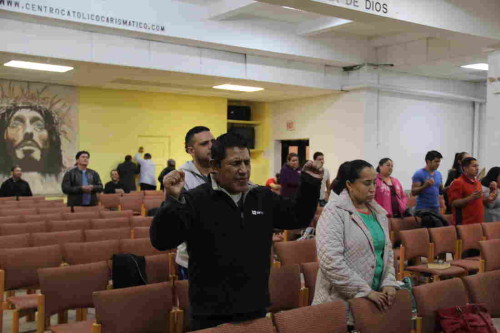 carismatico orando en lenguas