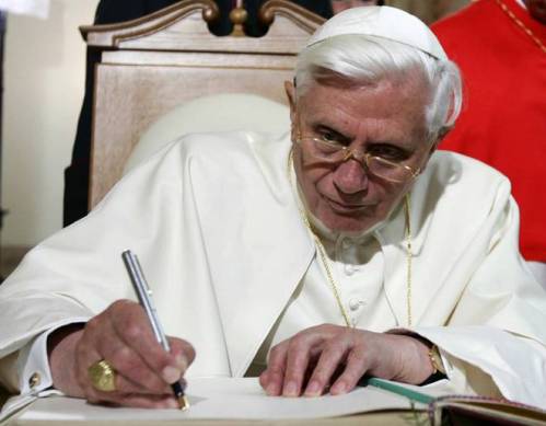 BenedictoXVI escribiendo